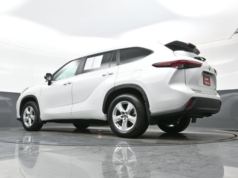 Used 2024 Toyota Highlander LE AWD/4WD image 30