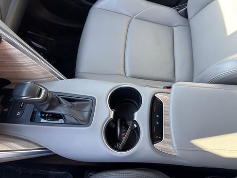 Used 2024 Toyota Venza XLE image 34