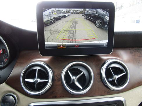 Used 2020 Mercedes-Benz GLA 250 4MATIC w/ Premium Package image 26