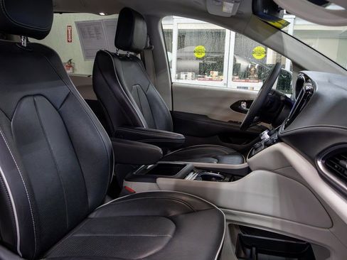 Used 2023 Chrysler Pacifica Limited image 12