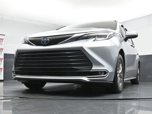 Used 2021 Toyota Sienna XLE w/ XLE Plus Package AWD/4WD image 34