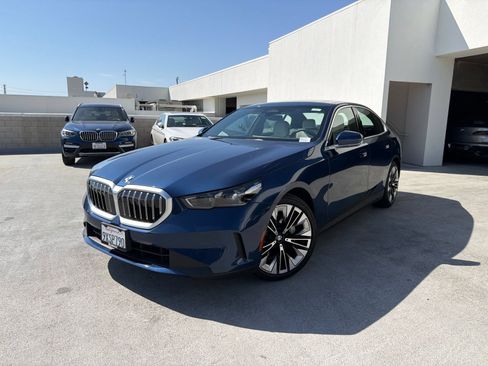 Used 2026 BMW 530i w/ Convenience Package RWD image 3