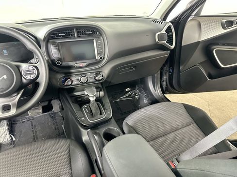 Used 2025 Kia Soul LX w/ LX Technology Package FWD image 19