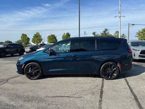 Used 2025 Chrysler Pacifica Limited FWD image 4