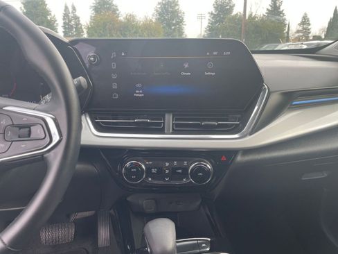 Used 2025 Chevrolet Trax LT image 17