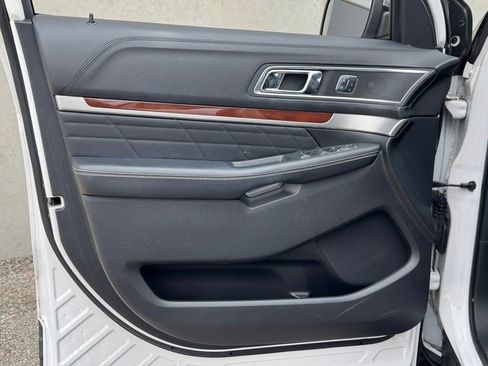 Used 2018 Ford Explorer Platinum image 16