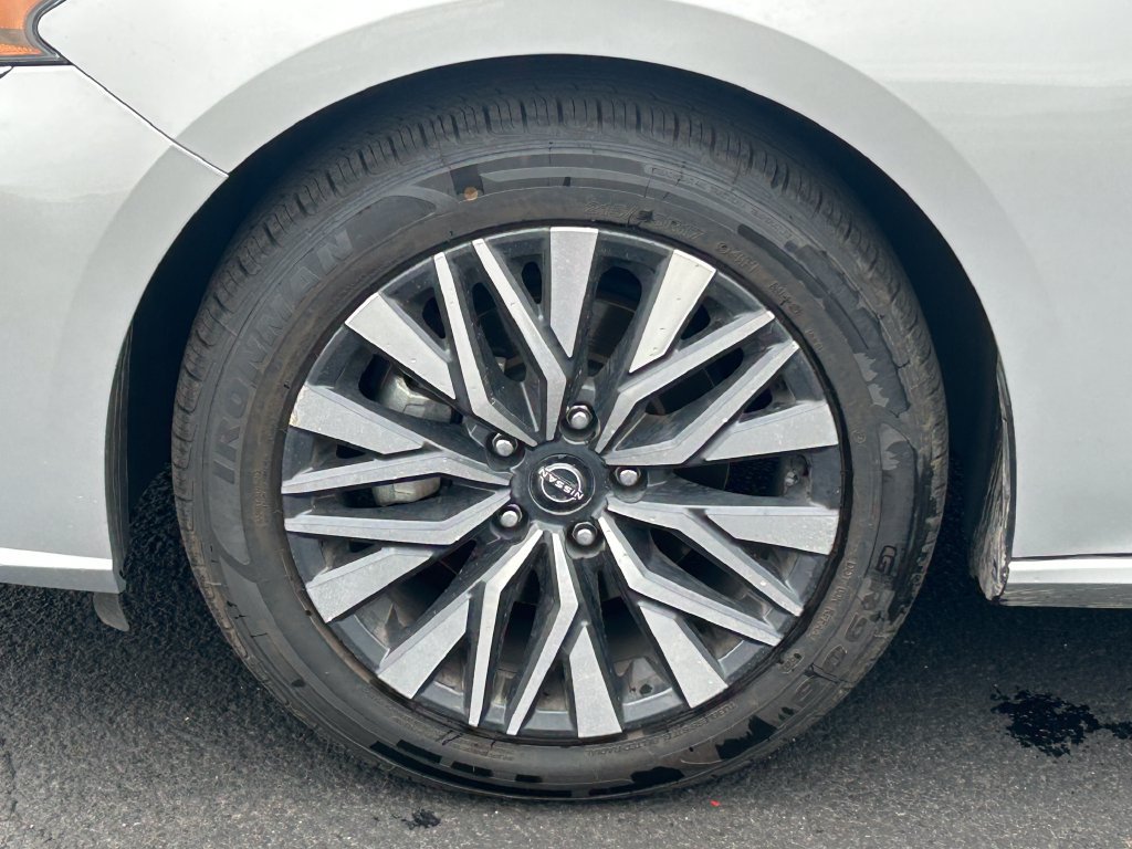 Used 2024 Nissan Altima 2.5 SV FWD image 11