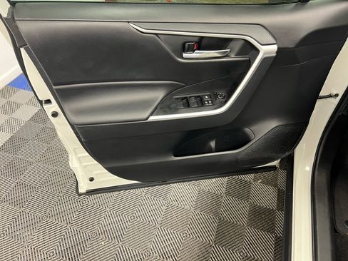 Used 2020 Toyota RAV4 XLE w/ Convenience Package image 5