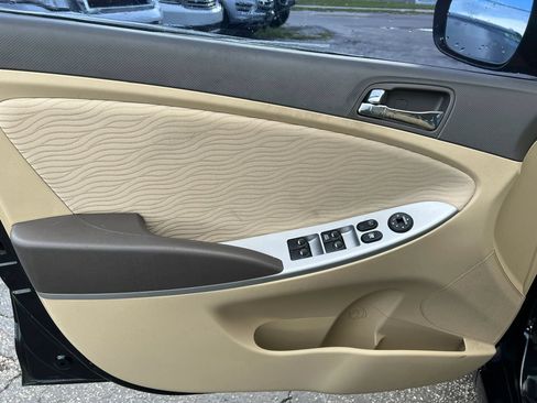 Used 2013 Hyundai Accent GLS w/ Premium Pkg FWD image 9