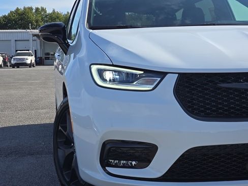 New 2026 Chrysler Pacifica Select w/ S Appearance Package image 9