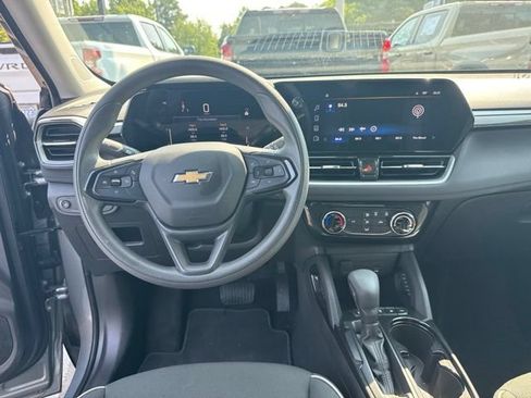 Used 2025 Chevrolet TrailBlazer LT AWD/4WD image 15