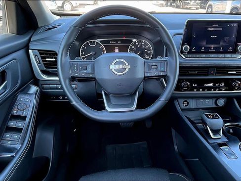 Used 2025 Nissan Rogue SV AWD/4WD image 5