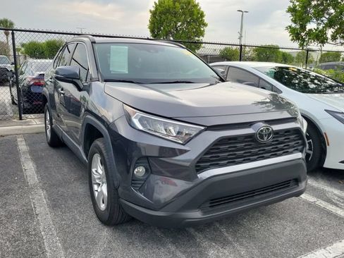 Used 2021 Toyota RAV4 XLE w/ Convenience Package FWD image 2