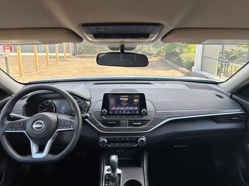 Used 2025 Nissan Altima 2.5 SV FWD image 33