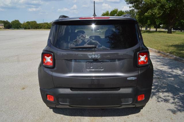 Used 2017 Jeep Renegade Latitude FWD image 9
