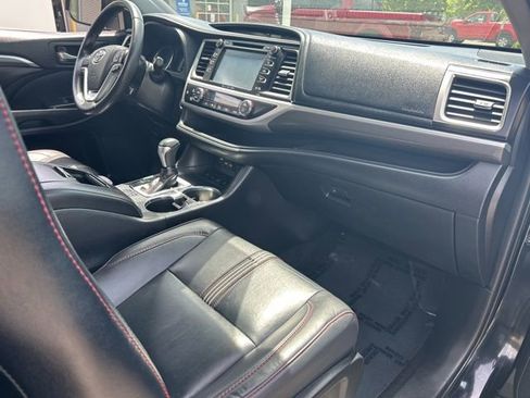 Used 2019 Toyota Highlander SE AWD/4WD image 10