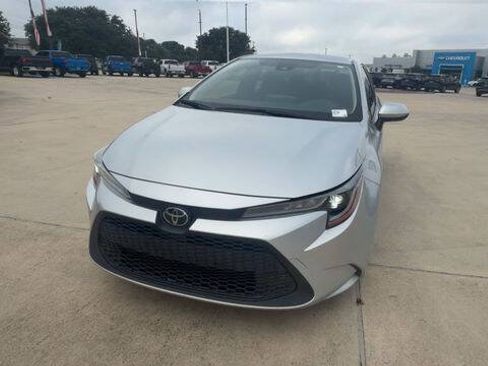 Used 2022 Toyota Corolla LE w/ LE Convenience Package FWD image 3