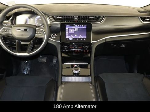 Used 2025 Jeep Grand Cherokee Altitude AWD/4WD image 13