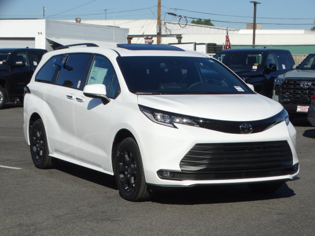 New 2026 Toyota Sienna XLE Woodland Edition AWD/4WD image 2