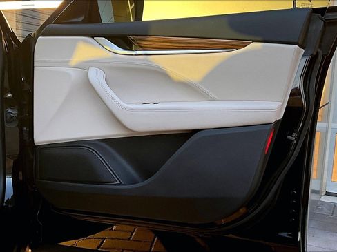 Used 2017 Maserati Levante image 23