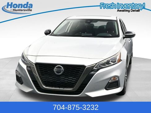 Used 2020 Nissan Altima 2.5 SR w/ Premium Package FWD image 3