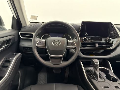 Used 2023 Toyota Highlander XLE FWD image 28