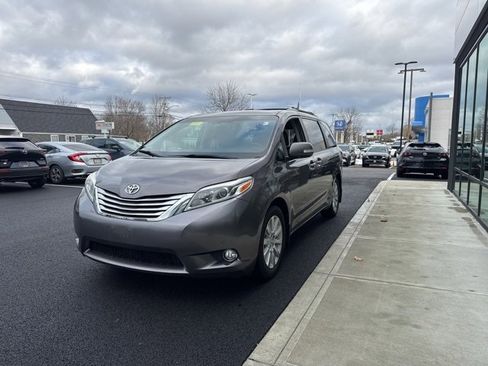 Used 2015 Toyota Sienna Limited Premium image 6