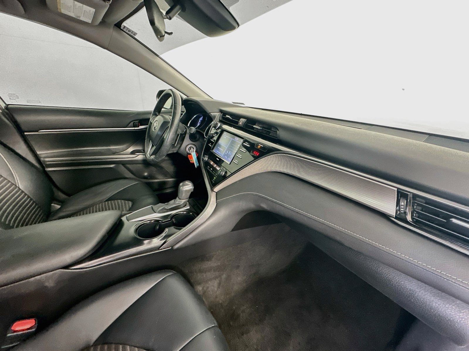 Used 2020 Toyota Camry SE FWD image 21