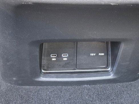 Used 2025 Volkswagen Atlas Cross Sport SE image 18