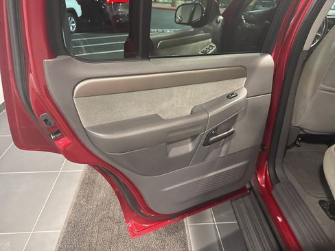 Used 2004 Ford Explorer XLT image 15