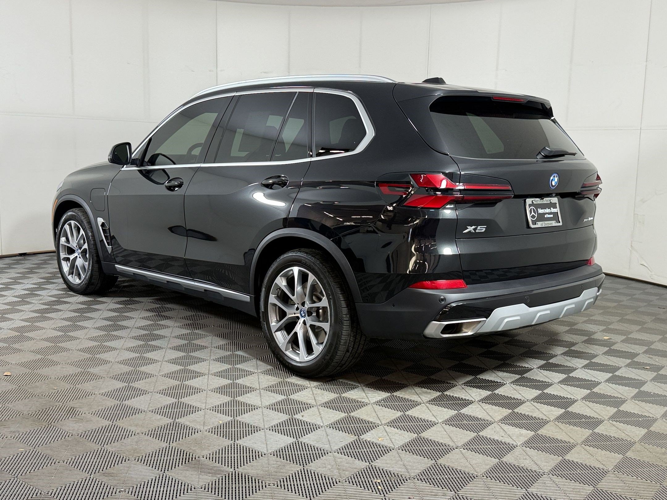 Used 2025 BMW X5 xDrive50e AWD/4WD image 3