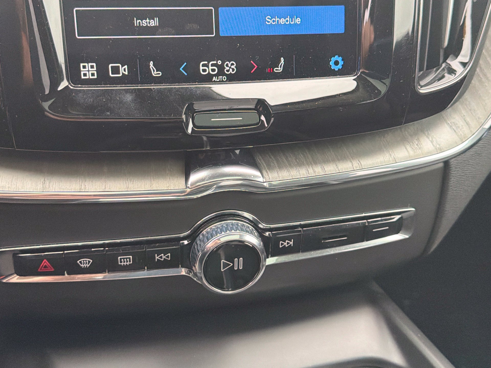 Used 2025 Volvo XC60 B5 Plus AWD/4WD image 19