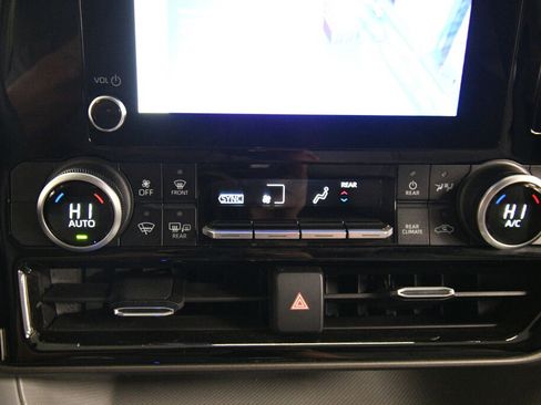 Used 2023 Toyota Highlander L AWD/4WD image 16