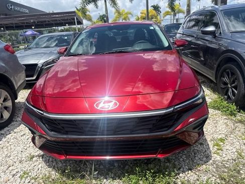 Used 2024 Hyundai Elantra SE FWD image 2