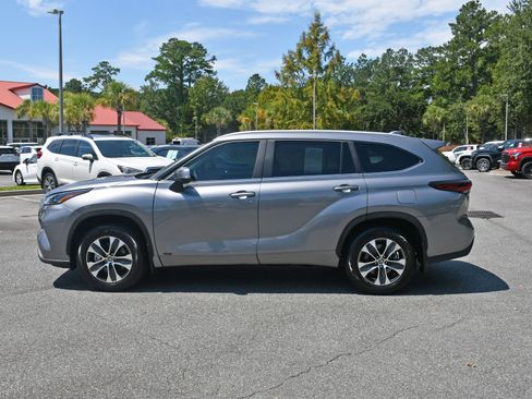 Used 2025 Toyota Highlander XLE AWD/4WD image 2