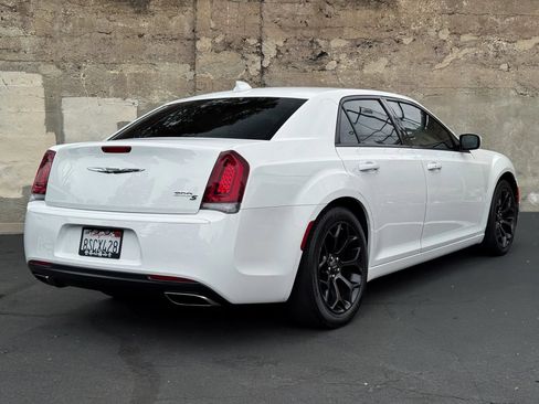 Used 2019 Chrysler 300 S RWD image 4