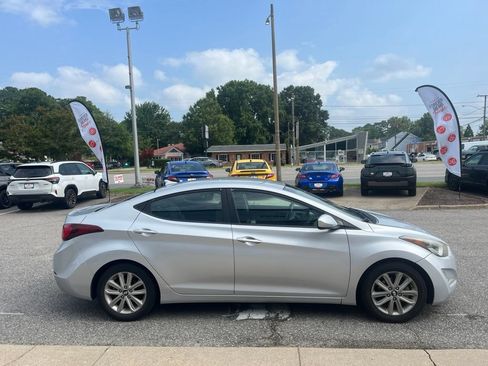 Used 2014 Hyundai Elantra SE w/ Option Group 02 FWD image 3