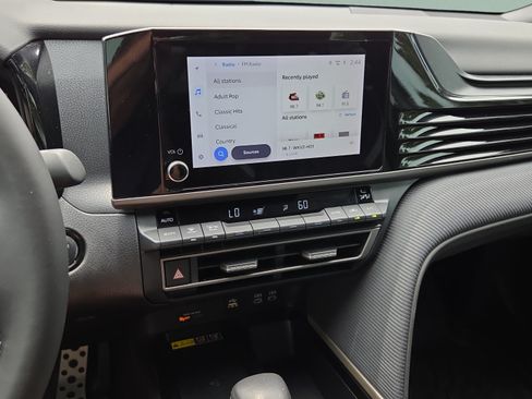 Used 2025 Toyota Camry SE w/ Convenience Package FWD image 18