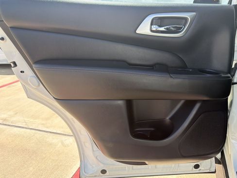 Used 2019 Nissan Pathfinder SV image 27