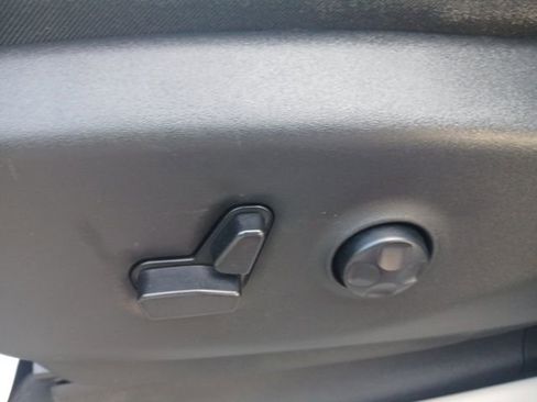 Used 2024 Chrysler Pacifica Touring-L image 15