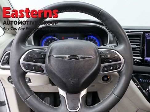 Used 2023 Chrysler Pacifica Touring-L image 10