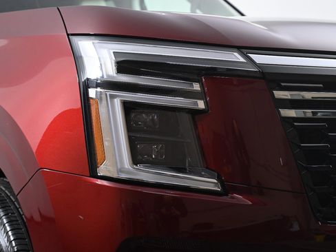 Used 2025 Nissan Armada Platinum image 3