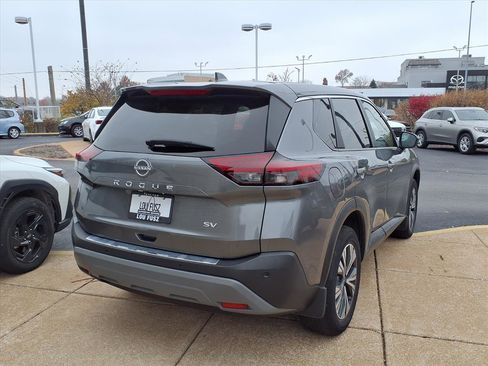 Used 2022 Nissan Rogue SV image 2