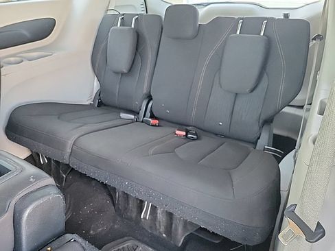 Used 2017 Chrysler Pacifica Touring w/ Tire & Wheel Group FWD image 10