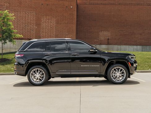 Used 2022 Jeep Grand Cherokee Summit AWD/4WD image 3
