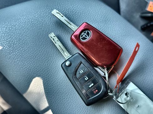 Used 2021 Toyota Camry LE image 27