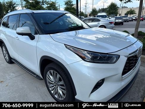 Used 2023 Toyota Highlander Platinum FWD image 1