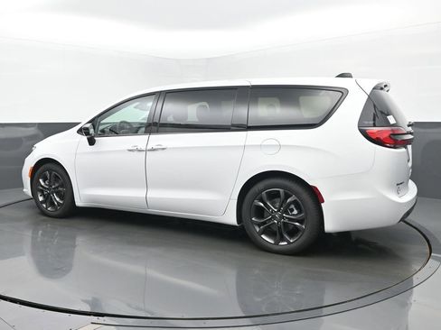 New 2026 Chrysler Pacifica Select image 3