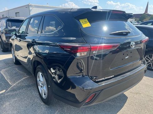 Used 2024 Toyota Highlander LE FWD image 6