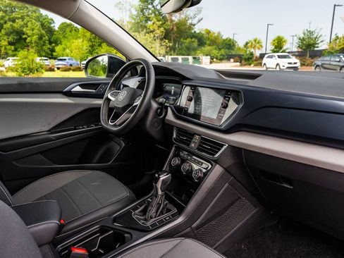 Used 2023 Volkswagen Taos SE w/ Panoramic Sunroof Package FWD image 12